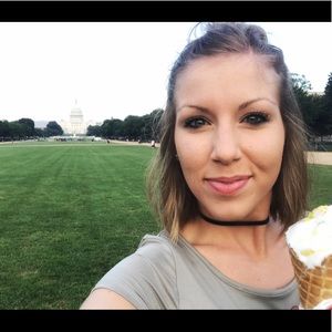 Meet your Posher, Deena